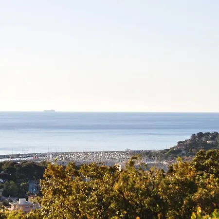 Abeille : Douces D'ete Avec Vue Villa